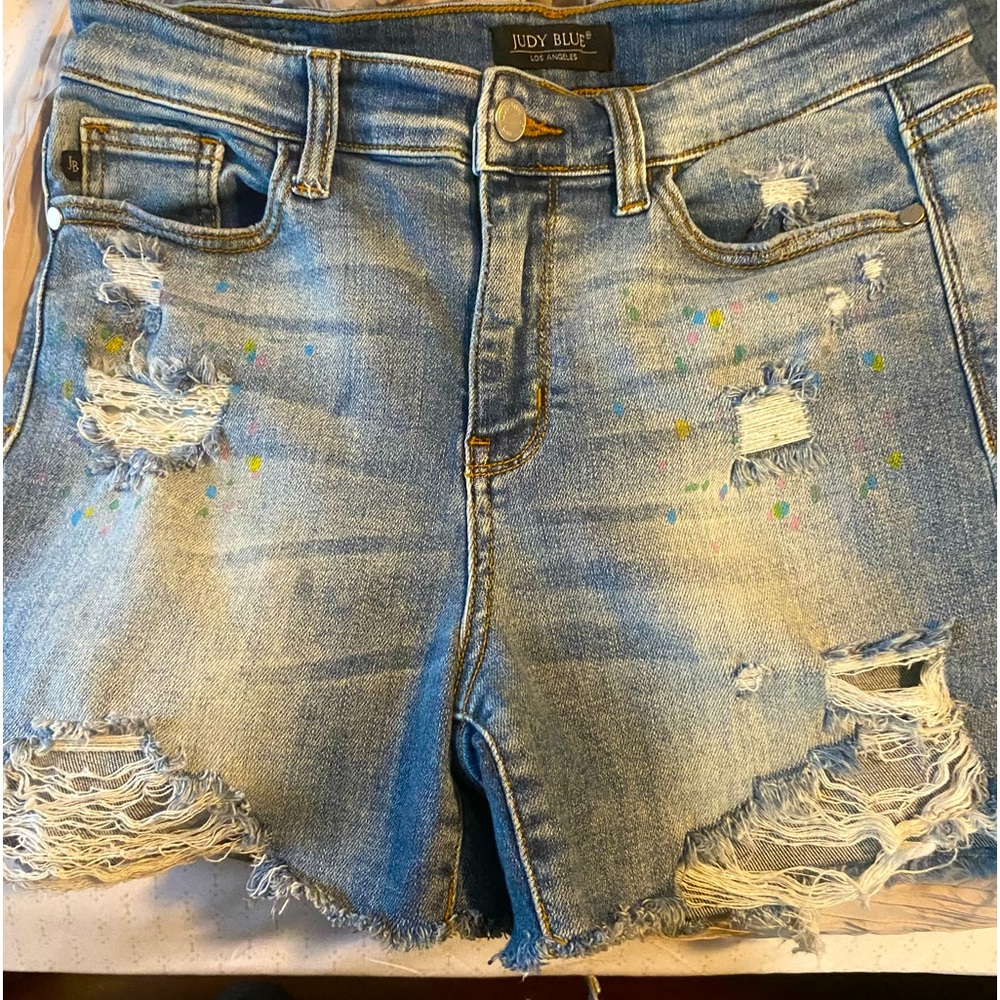 Worn Once-Paint splatter, distressed denim shorts ! Size M & has good stretch!